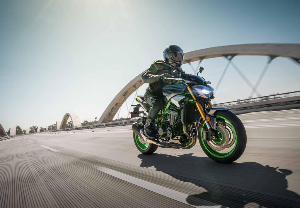 Nova Kawasaki Z900 é a Supernaked Definitiva para Vencer Curvas